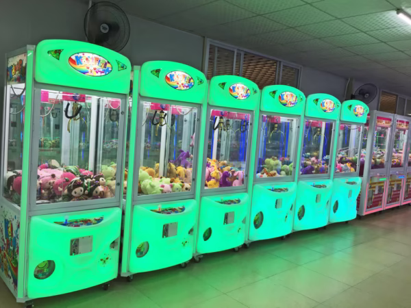 Coast to Coast Fun Zone 36" Crane Claw Machine Arcade Game with Dollar Bill Acceptor - Image 3